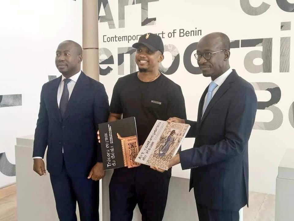 En  déplacement au Bénin: Samuel Eto’o   visite les trésors royaux exposés au Palais de la marina