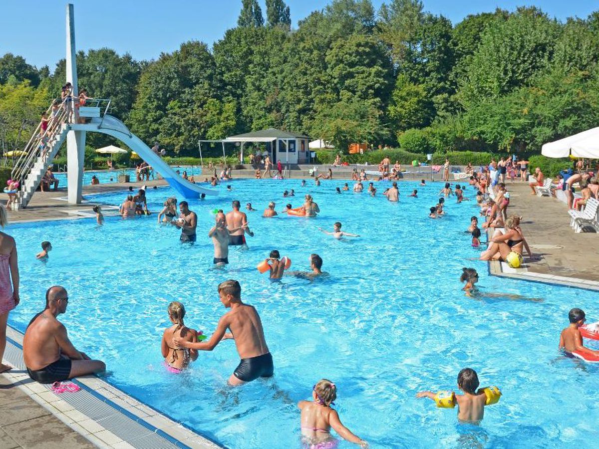 la municipalité de Göttingen autorise les femmes à nager seins nus