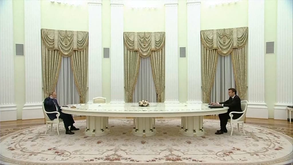 Rencontre chaleureuse entre Sall et Poutine : Pas de distance avec une grande table comme avec Macron