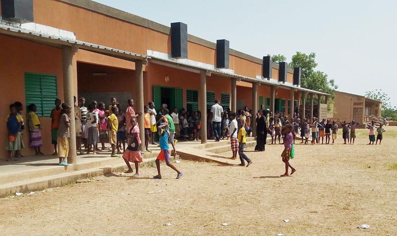 Au Burkina-Faso, le ministre de l’Education nationale, de l’alphabétisation et de la promotion des langues nationales Wendkouni Joël Lionel Bilgo , a par arrêté en date du 06 septembre publié le calendrier scolaire 2022-2023.