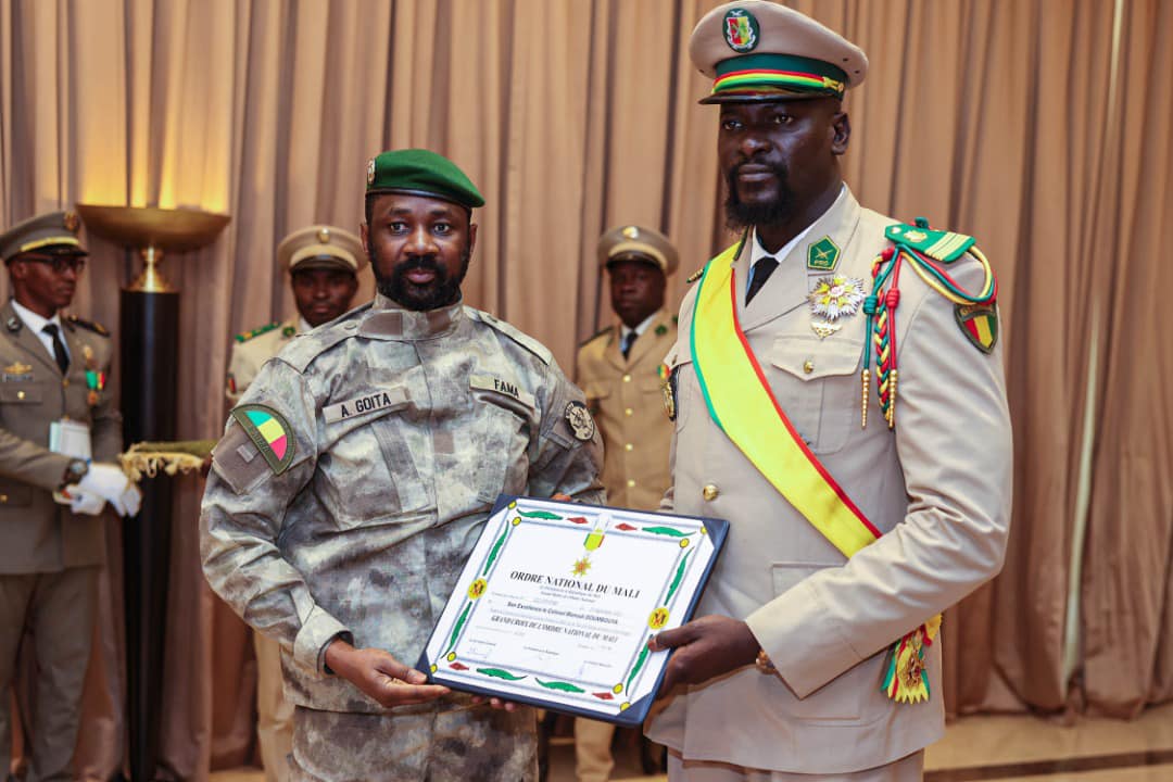 Goïta élève Doumbouya au rang de Grand Croix de l’ordre national du Mali