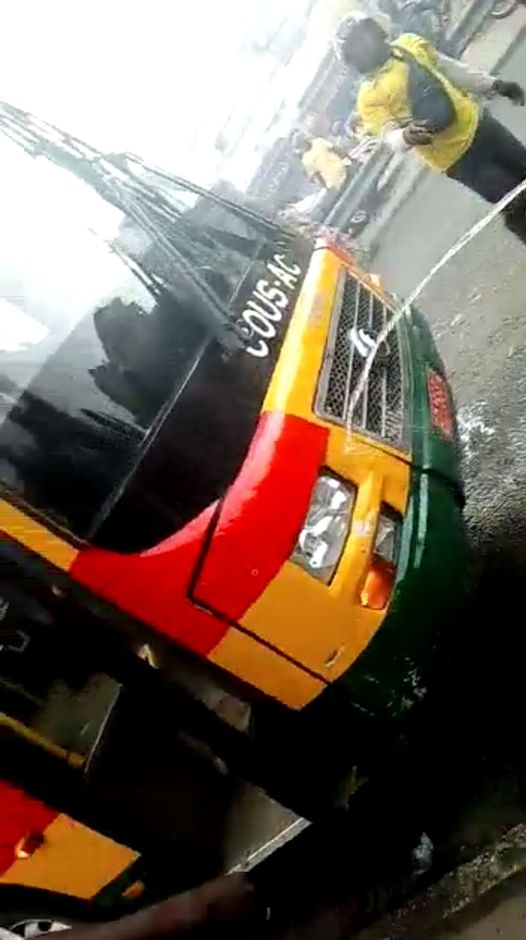 Un bus universitaire transportant des étudiants prend feu à Cotonou