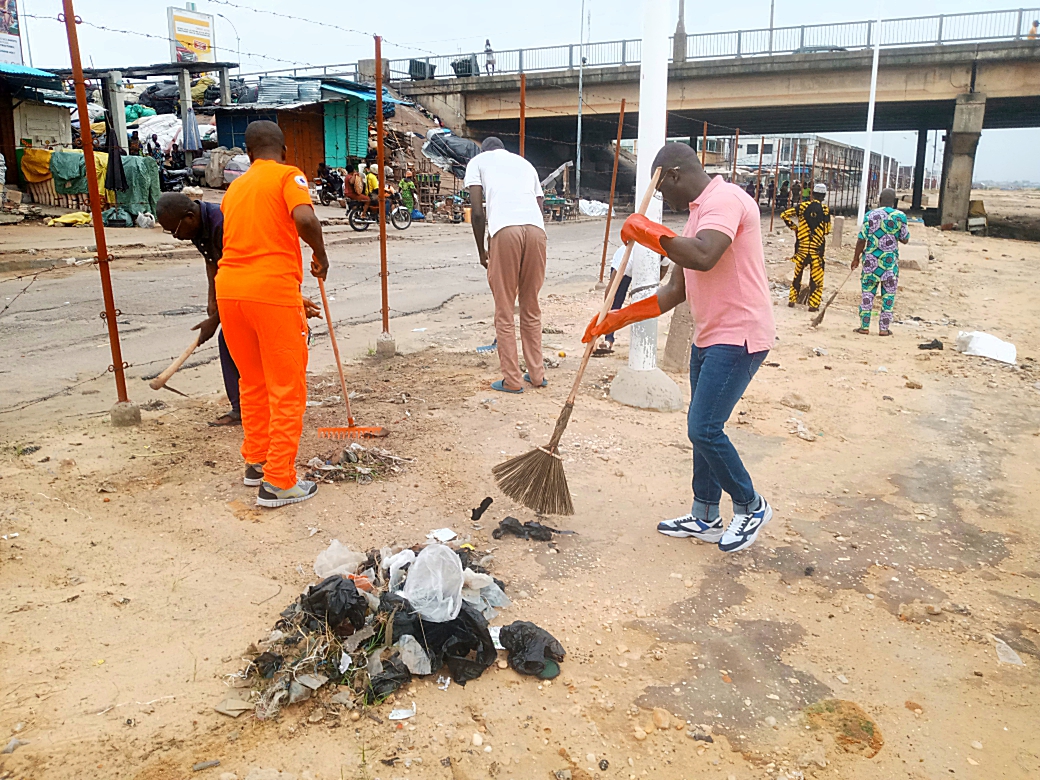 SOGEMA : Le DGA Arnaud Agbodjèté initie une campagne de salubrité et rend propre la berge lagunaire