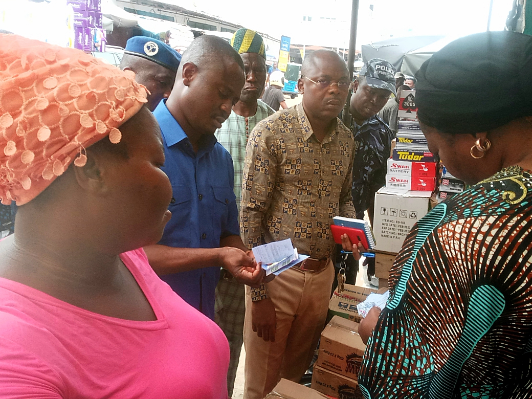 Opération de contrôle des quittances de payement dans les marchés de la SOGEMA : Arnaud Agbodjèté traque les mauvais payeurs