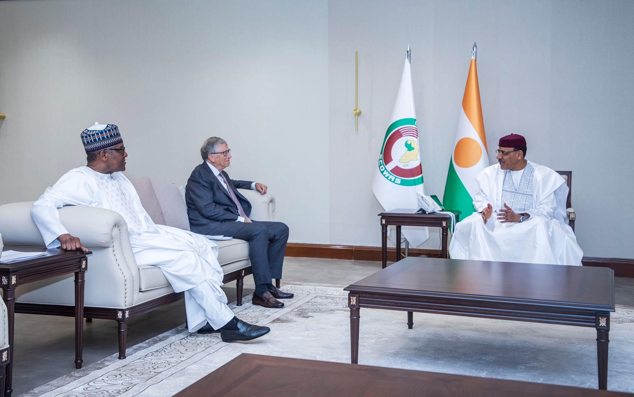 Bill Gates et Aliko Dangote chez le président du Niger