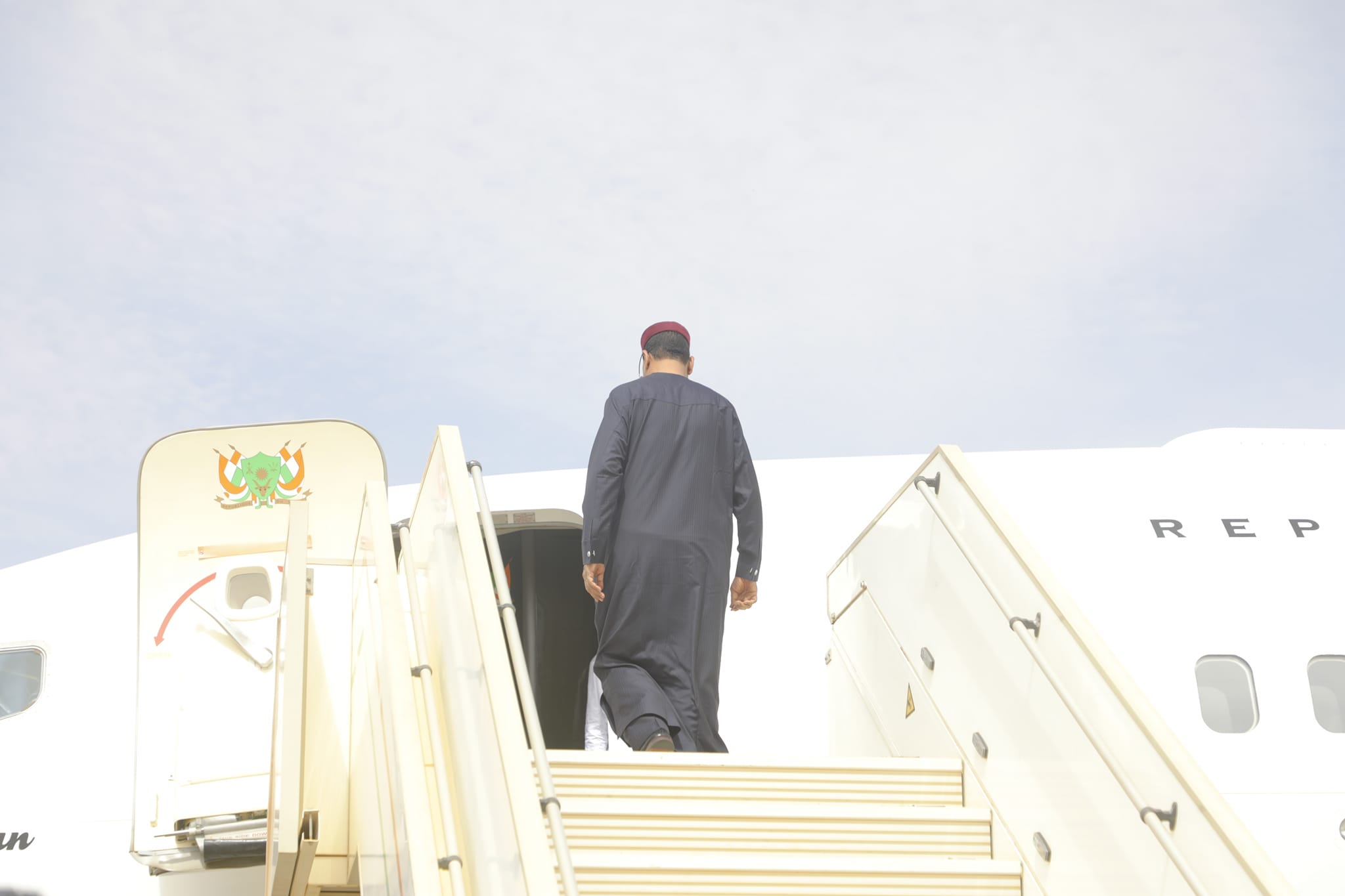 Mohamed Bazoum : Les images de son départ de Niamey pour Cotonou ce lundi