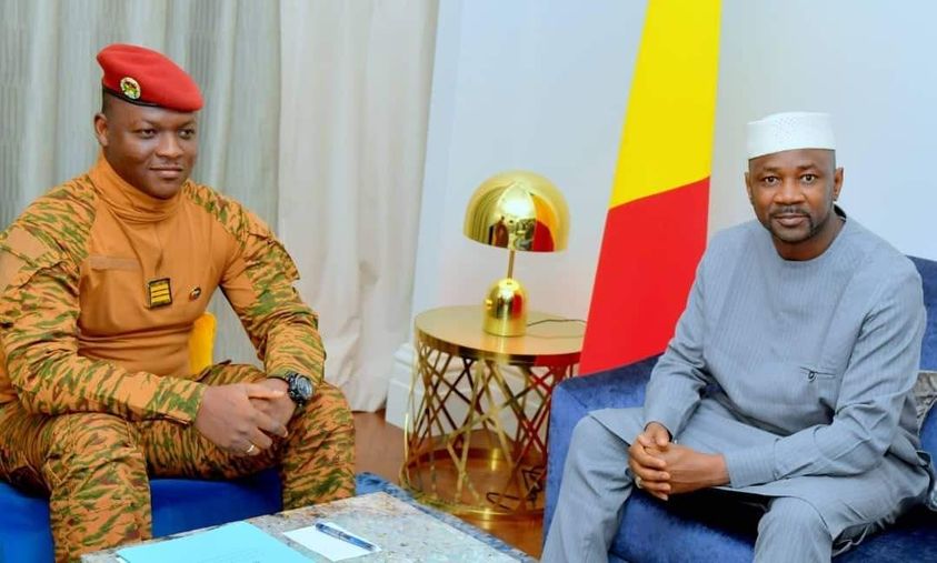Rencontre entre les présidents de transition du Burkina-Faso et du Mali en marge du sommet Russie-Afrique