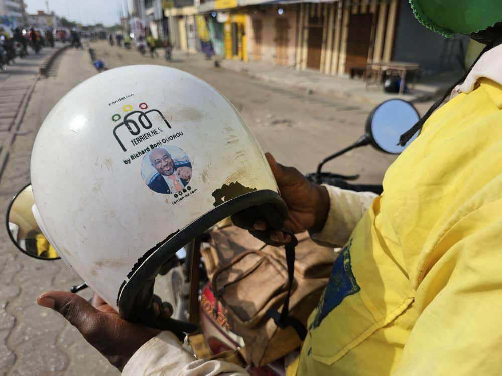 Répression du code de la route : Richard Boni Ouorou fait une proposition au gouvernement et annonce la distribution de 1000 casques